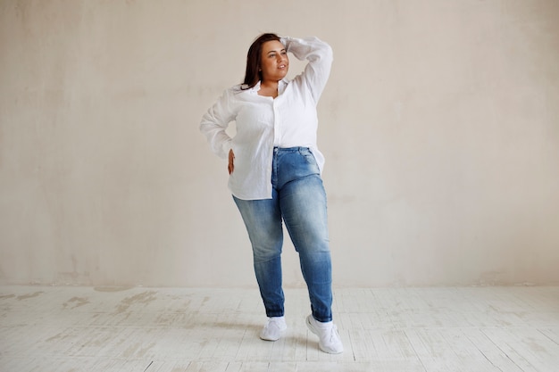 Modello a figura intera plus size in posa in studio