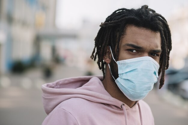 Modello afroamericano che indossa una maschera medica