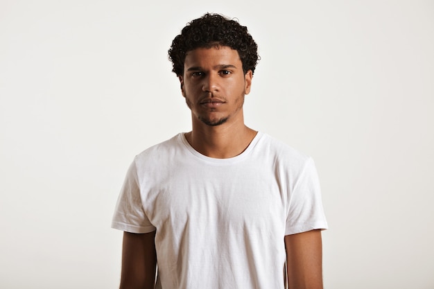 Modello afroamericano muscoloso serio che indossa una maglietta di cotone bianca vuota