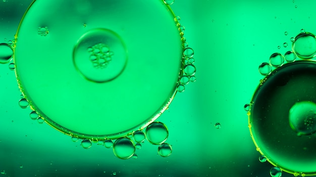 Modello astratto delle bolle colorate dell'olio su acqua