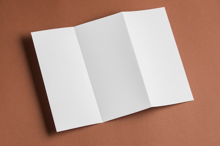 Foto gratuito modello bianco vuoto per mock up su sfondo colorato