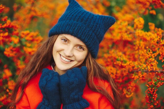 Modello che indossa elegante cappello e guanti invernali