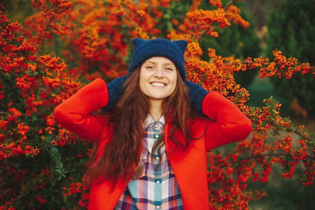 Modello che indossa elegante cappello e guanti invernali