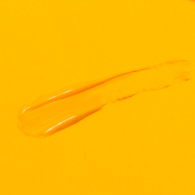 Modello del tratto di pennello su sfondo giallo