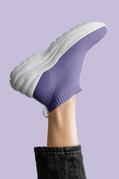 Modello di abbigliamento da donna viola scarpe da ginnastica