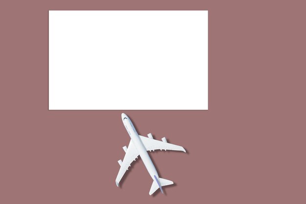 Modello di aeroplano e foglio mock-up su sfondo colorato.