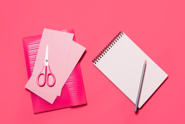 Modello di blocco note con il concetto di rosa