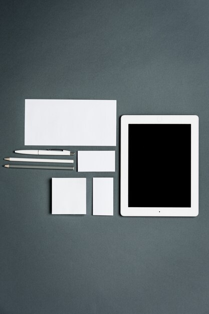modello di business con carte, documenti, tablet. Spazio grigio.