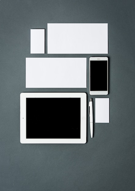 modello di business con carte, documenti, tablet.