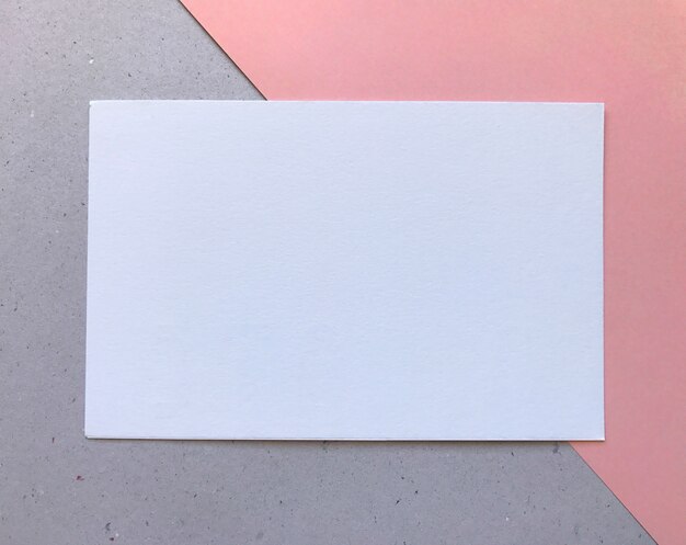 Modello di carta bianca con texture rosa e grigio carino