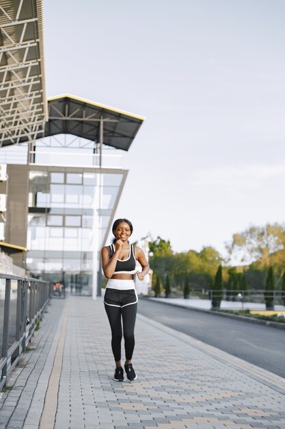 Modello di fitness afroamericano che fa jogging all'aperto