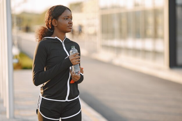 Modello di fitness afroamericano che si allena all'aperto