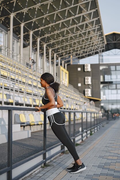 Modello di fitness afroamericano che si allena all'aperto