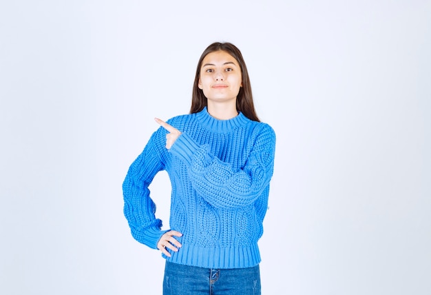 modello di giovane ragazza in maglione blu rivolto verso l'alto.