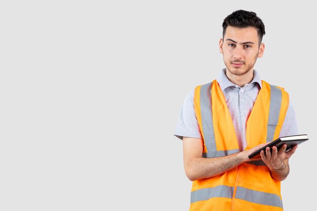 Modello di giovane uomo con attrezzatura sportiva