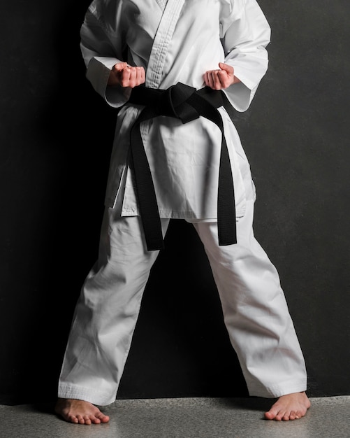 Modello di karate in uniforme vista frontale