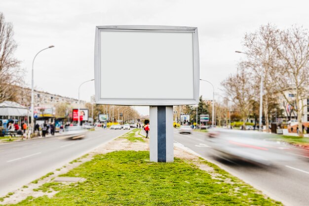 Modello di pubblicità su un cartellone bianco in una strada trafficata