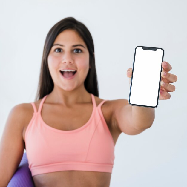 Modello di smartphone con il concetto di yoga