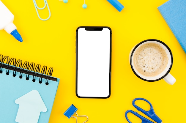 Modello di smartphone con vista dall'alto sull'area di lavoro