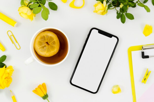 Modello di smartphone vista dall&#39;alto sull&#39;area di lavoro