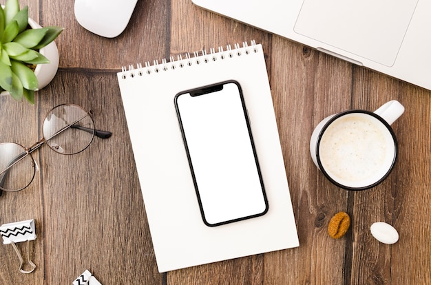 Modello di smartphone vista dall&#39;alto sull&#39;area di lavoro
