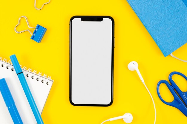 Modello di smartphone vista dall&#39;alto sull&#39;area di lavoro