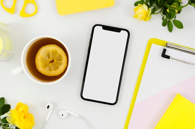 Modello di smartphone vista dall&#39;alto sull&#39;area di lavoro