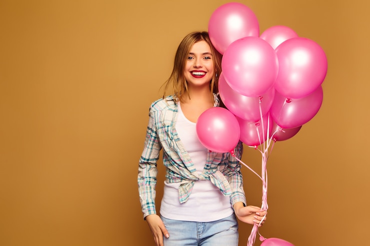 Foto gratuito modello donna con mongolfiere rosa