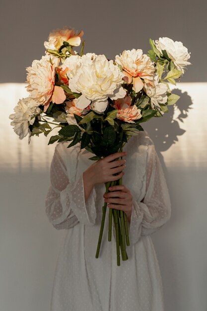 Modello elegante che tiene un bellissimo bouquet