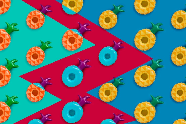 Foto gratuito modello estivo con ananas