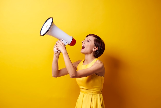 Modello femminile con megafono in sessione fotografica