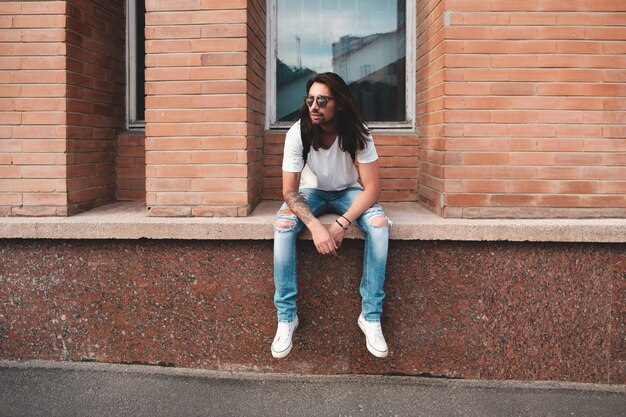 Modello hipster con capelli lunghi