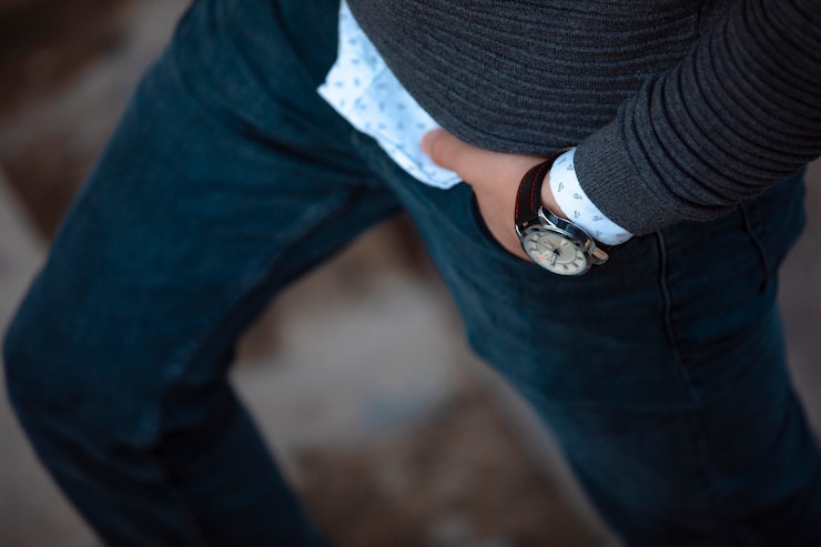 Foto gratuito modello in blue jeans e orologi gioielli