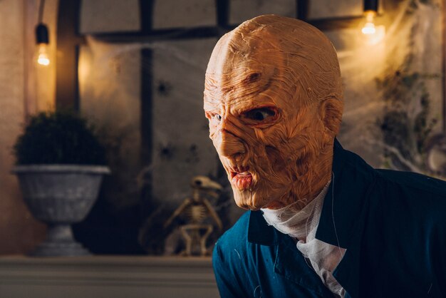 Modello maschile in maschera creepy