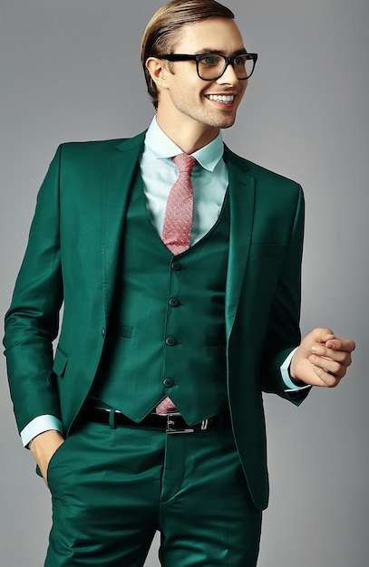 Modello maschio dell'uomo d'affari bello elegante sorridente dei giovani in vestito e vetri alla moda