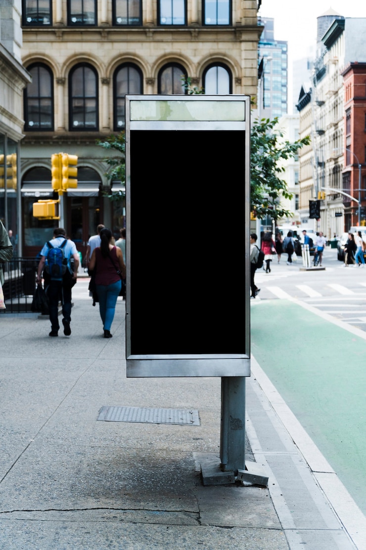 Foto gratuito modello mupi in ambiente urbano