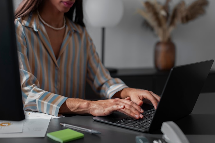 Foto gratuito modello queer con vista laterale che lavora con il laptop