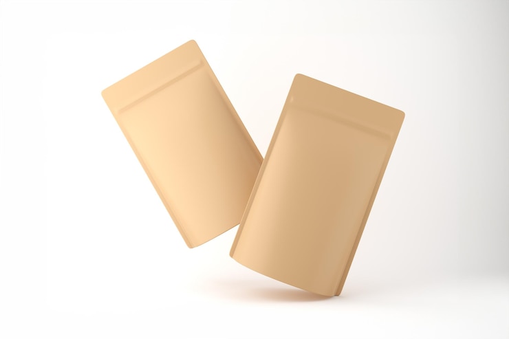 Foto gratuito modello realistico di sacchetti da imballaggio in carta kraft vuoti