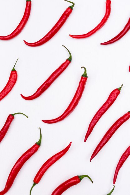 Modello rosso del peperoncino di vista superiore sul verticale bianco