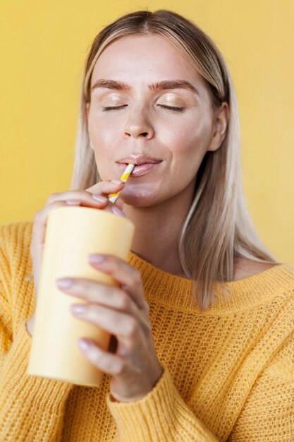 Modello sorseggiando un drink medio