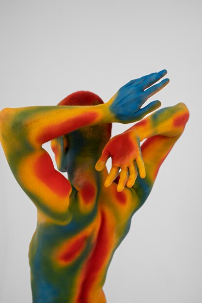 Modello uomo in posa con body painting colorato