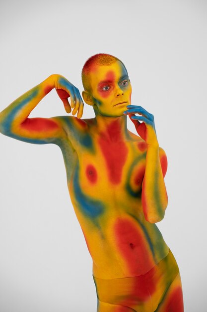 Modello uomo in posa con body painting colorato