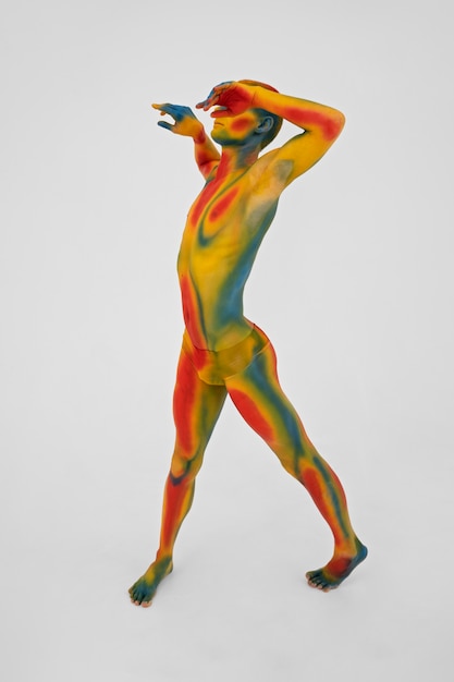 Modello uomo in posa con body painting colorato