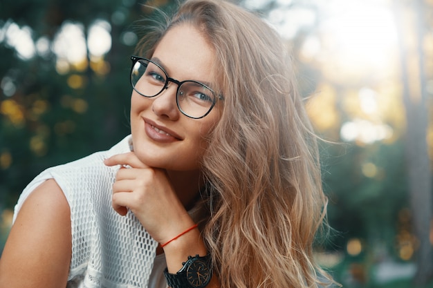 Moderna donna modello che indossa occhiali, le labbra espressive