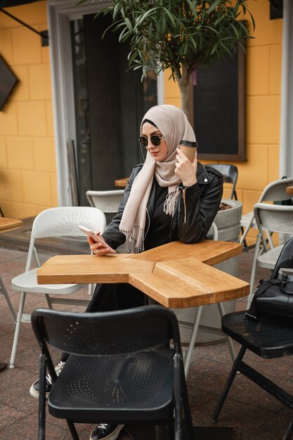 Moderna ed elegante donna musulmana in hijab