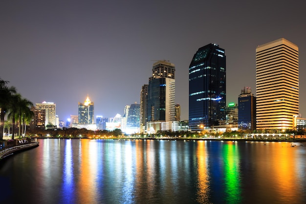 Moderna zona commerciale di notte a Bangkok in Thailandia
