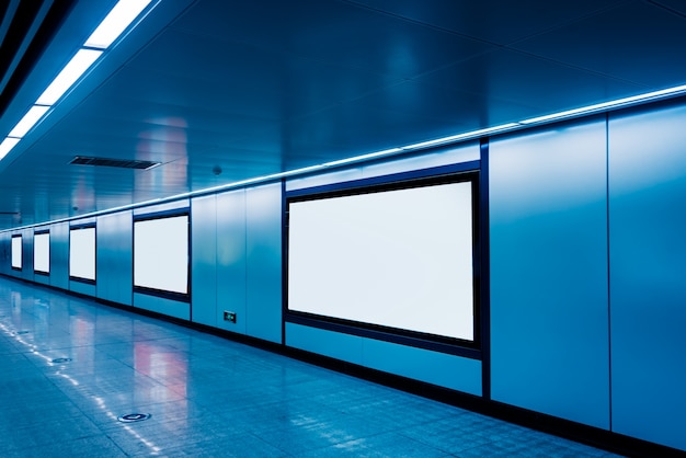Moderno corridoio di aeroporto o metropolitana con cartelloni pubblicitari in bianco