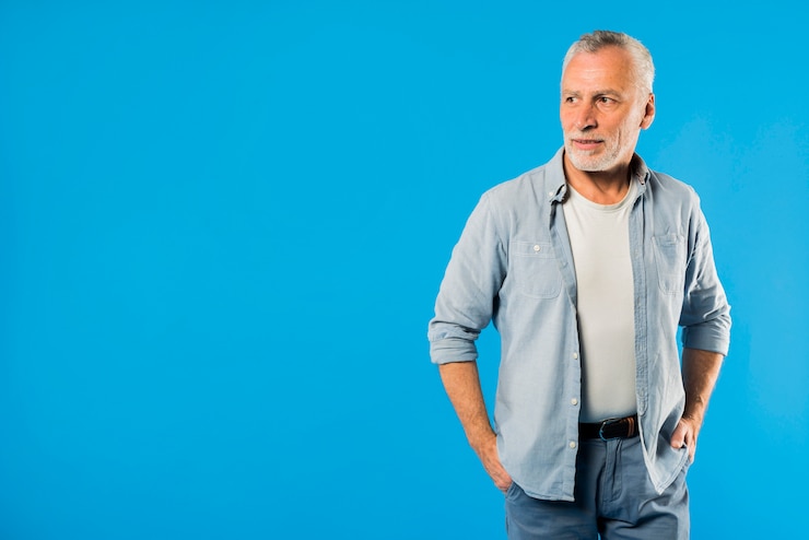 Foto gratuito moderno uomo anziano freddo