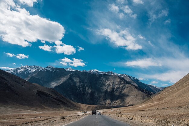 Modo della strada magnetica della montagna e del cielo blu della collina in Leh Ladakh, India