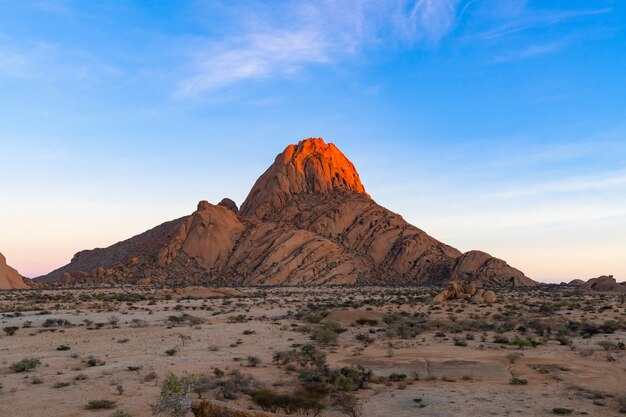 Modo di strada per le montagne di Spitzkoppe. Lo Spitzkoppe, è un gruppo di cime di granito calvo situate nel deserto di Swakopmund Namib - Namibia
